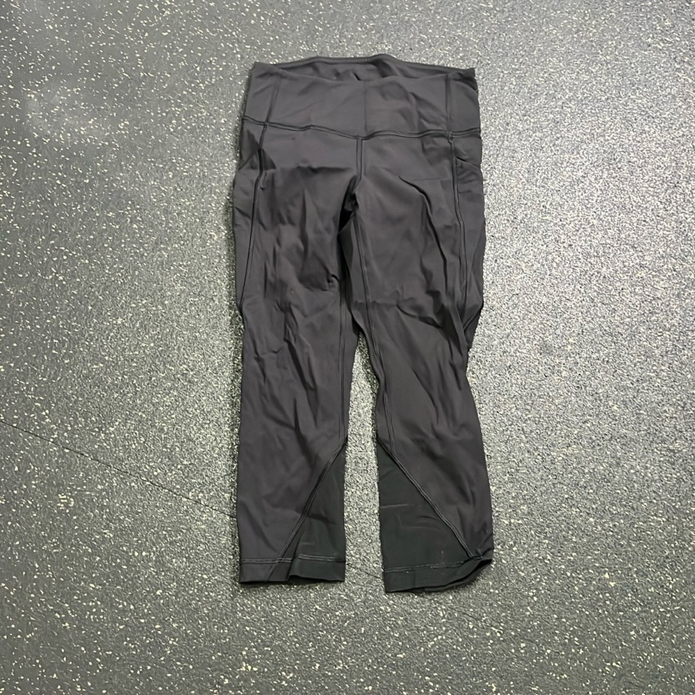Lululemon black capri w/sheer details & pockets